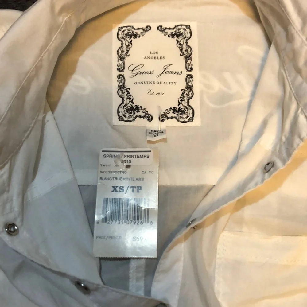 ⭐️NWT white button up Guess top ⭐️ - Picture 2 of 5